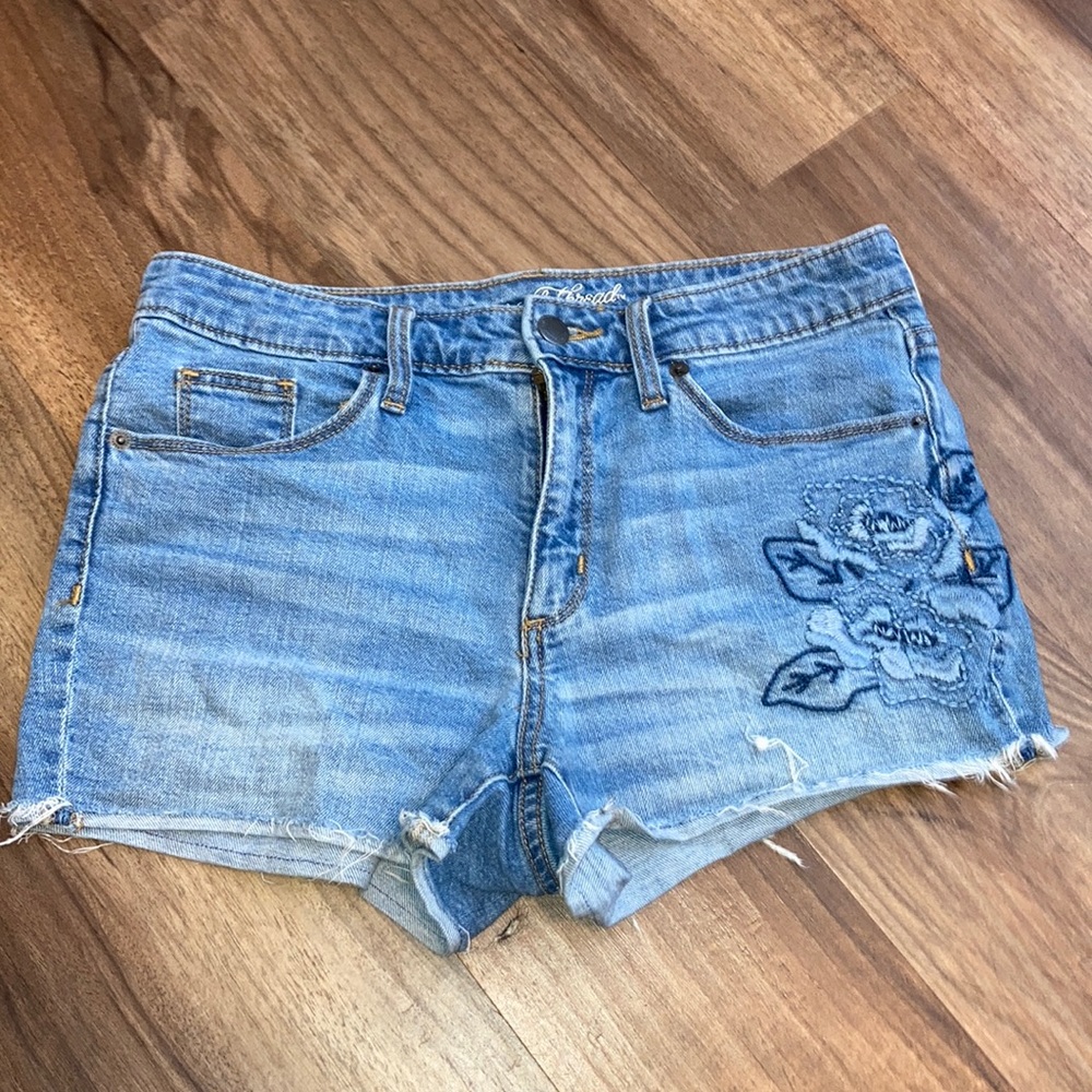 Floral embroidered denim jeans